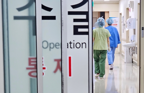 한시적으로 간호사들이 의사 업무 일부를 합법적으로 수행할 수 있게 된 27일 서울 시내 한 대학병원 수술실에서 의료진이 이동하고 있다. 연합뉴스