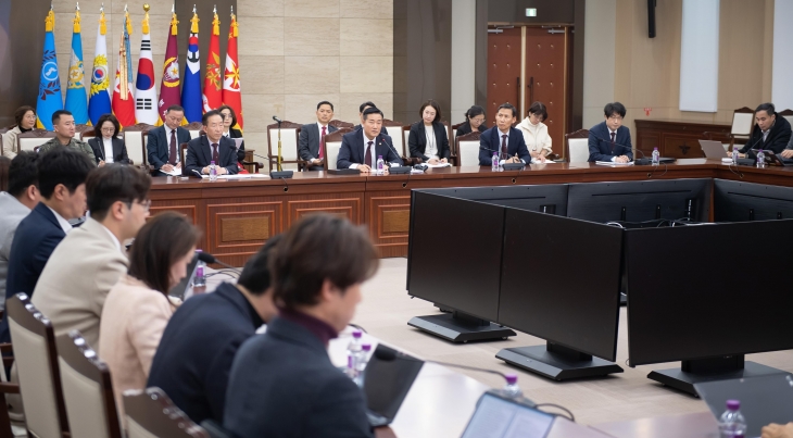 신원식(정면 가운데) 국방부 장관이 지난 26일 서울 용산구 국방부 청사에서 열린 기자간담회에서 발언하고 있다. 국방부 제공