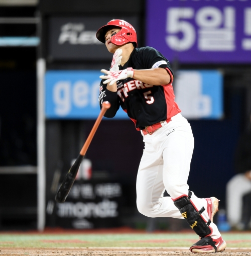 김도영이 지난해 10월 4일 수원 KT위즈파크에서 열렸던 kt wiz와 더블헤더 1차전에서 투런 홈런을 날리는 모습. 연합뉴스