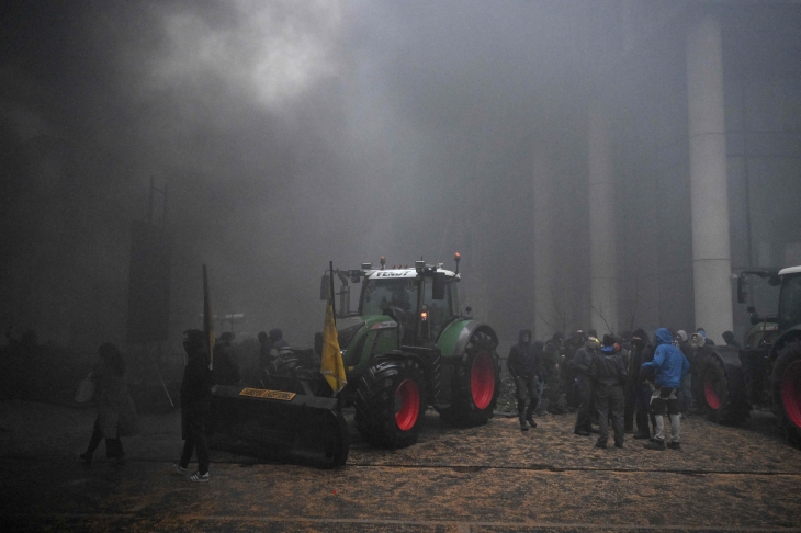 유럽 농민들, EU본부 앞서 격렬 시위