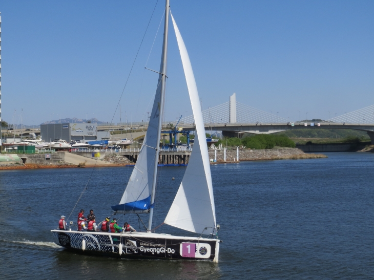 아라마리나에서 즐길 수 있는 요트.  김포시 제공