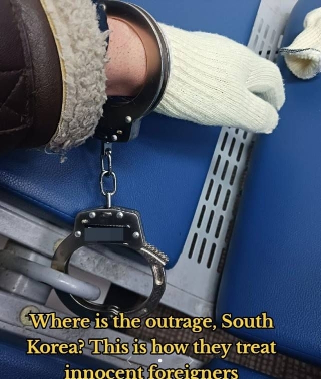 국내 체류 중인 남아프리카공화국 국적자는 지난 17일 자신의 소셜미디어(SNS)에 올린 동영상에서 자신이 수갑을 찬 채 동물 취급을 당했다고 주장했다. 틱톡