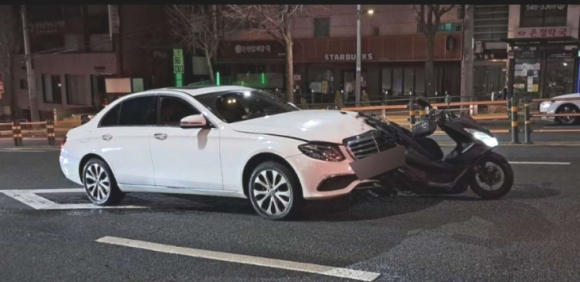 음주운전으로 오토바이 배달원을 치어 숨지게 한 DJ예송(24)이 26일 재판에 넘겨졌다. 안씨는 지난 3일 오전 서울 강남구 논현동에서 술을 마시고 벤츠 차량을 몰다가 오토바이를 친 혐의를 받는다. 사진은 사고 당시 현장 모습. 2024.2.5 민주노총배민라이더스지회 제공