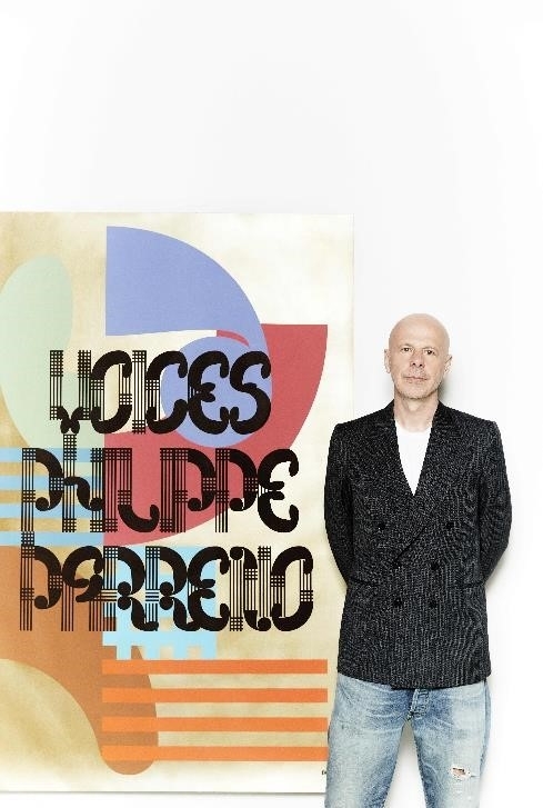 파레노가 이번 전시 포스터 앞에서 포즈를 취하고 있다. 리움미술관 제공