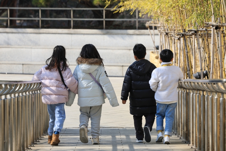 31일 오후 서울 용산구 국립중앙박물관을 찾은 어린이들이 이동하고 있다. 저출산 속도가 빨라지면서 최근 10년 사이 우리나라 18세 미만 아동 인구가 200만명 넘게 줄어들었다. 올해는 전체 아동 인구 700만명대도 깨질 것으로 보인다. 2024.1.31 연합뉴스
