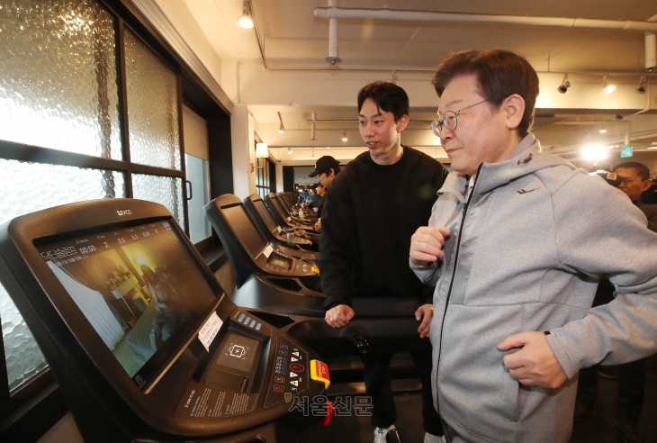 이재명 더불어민주당 대표가 28일 서울 서대문구 매직짐 휘트니스에서 열린 직장인 간담회에 앞서 트레이너로부터 운동을 배우고 있다. 2024.2.28 국회사진기자단