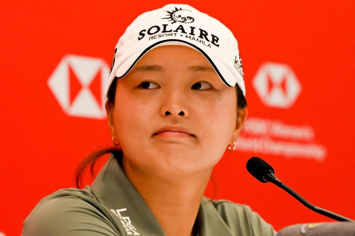 고진영이 28일 싱가포르의 센토사 골프 클럽에서 기자회견하고 있다. 고진영은 29일 이곳에서 개막하는 미국여자프로골프(LPGA) 투어 HSBC 월드챔피언십(총상금 180만 달러) 3연패에 도전한다. AFP 연합뉴스