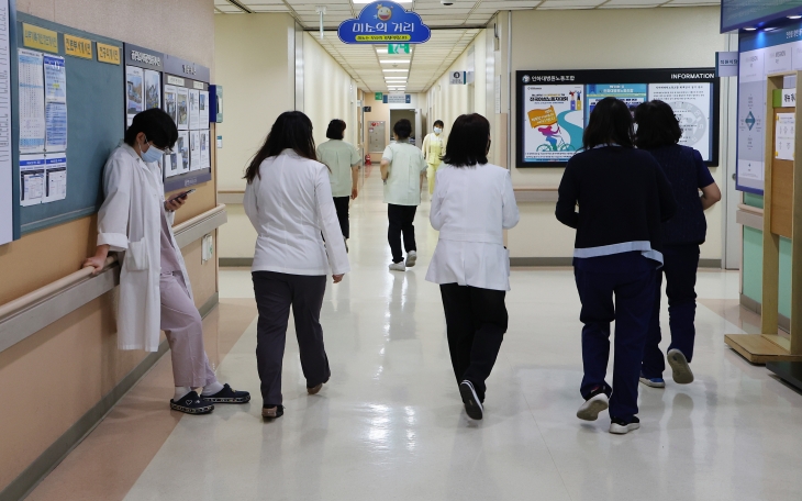 전공의 집단행동이 이어지고 있는 28일 인천의 한 대학병원에서 의료진이 이동하고 있다. 2024.2.28 연합뉴스