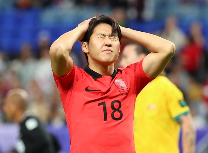 한국 남자축구 국가대표 이강인이 2일 카타르 알와크라 알자누브 스타디움 열린 2023 아시아축구연맹(AFC) 아시안컵 16강 호주전에서 기회를 놓치고 아쉬워하고 있다. 알와크라 연합뉴스