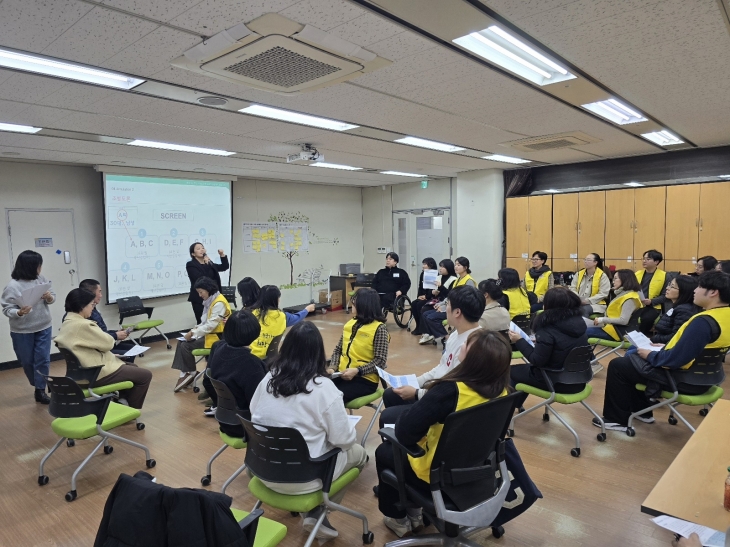 금천구가 지난 27일 재난 발생시 심리적 응급처치 인력을 양성하기 위한 교육을 진행하고 있다.   금천구 제공