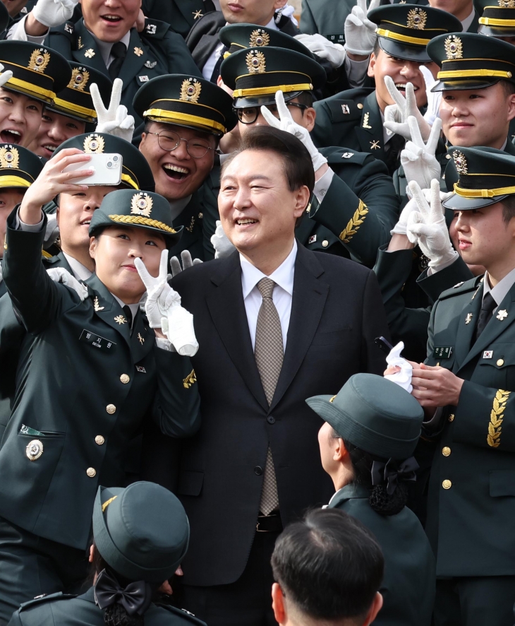 윤석열 대통령이 28일 충북 괴산군 육군학생군사학교에서 열린 2024년 학군장교 임관식 뒤 임관 소위들과 함께 기념촬영을 하고 있다. 연합뉴스