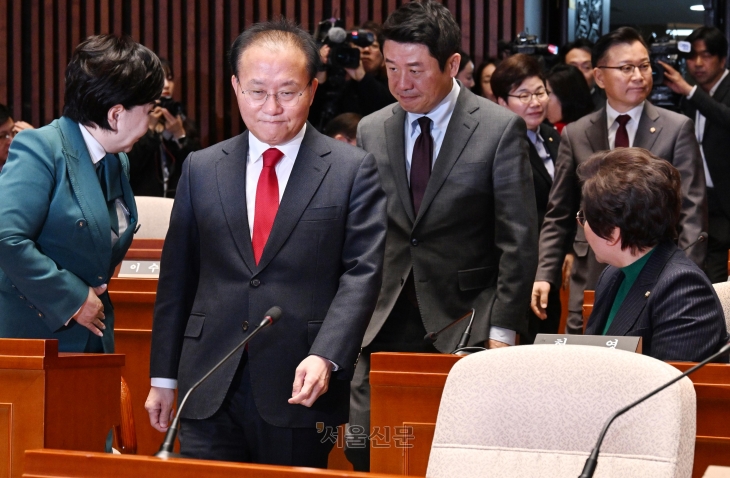 윤재옥 국민의힘 원내대표가 오는 4월 10일 열리는 22대 총선의 선거구 획정안에 대해 여당 의원들과 논의하기 위해 28일 국회에서 열린 의원총회에 입장하고 있다. 안주영 전문기자