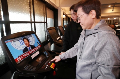 [포토] 이재명, 러닝머신서 임종석 기자회견 시청