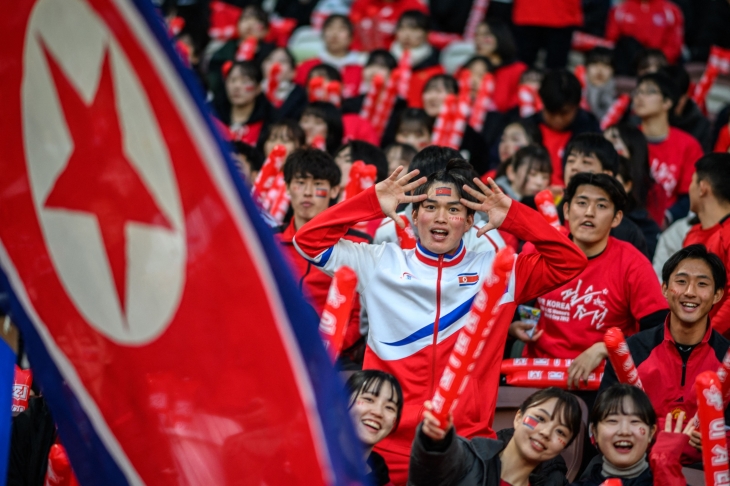 28일 일본 도쿄 국립경기장에서 열린 일본과 북한의 2024 파리올림픽 여자축구 최종예선 경기에 앞서 조총련 관계자 등 북한 응원단이 환호하고 있다. 도쿄 AFP 연합뉴스