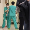 [속보] 정부 “거점국립대 의대교수 1000명까지 늘려 교육 질 제고”