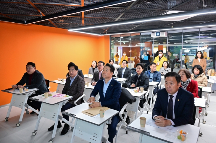 센터를 방문한 주택공간위원회 소속 위원들은 센터장으로부터 운영현황과 세부적인 프로그램 내용, 실적 등에 대한 설명을 듣고 있다.