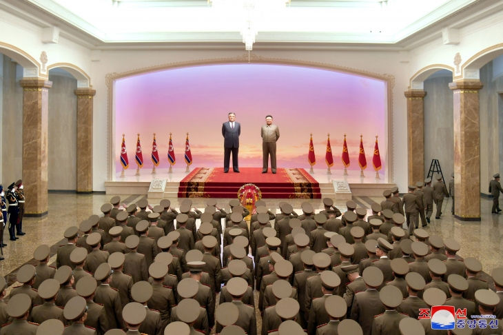 북한 국방성 지휘관들이 지난 9일 평양 금수산태양궁전을 찾아 참배하고 있다. 연합뉴스