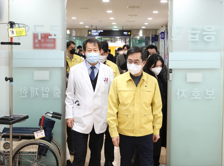 김동연 경기지사가 24일 경기의료원 수원병원을 찾아 진료 상황을 점검하고 있다(제공-경기도)
