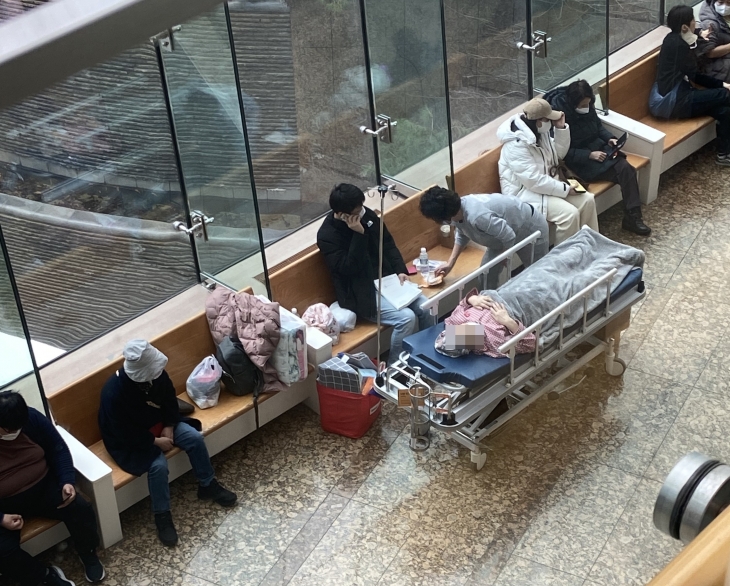 전공의 파업 10일째인 29일 오전 삼성서울병원 로비에 입원 거부를 당한 4기 암 환자가 환자 배드에 누워 있다.