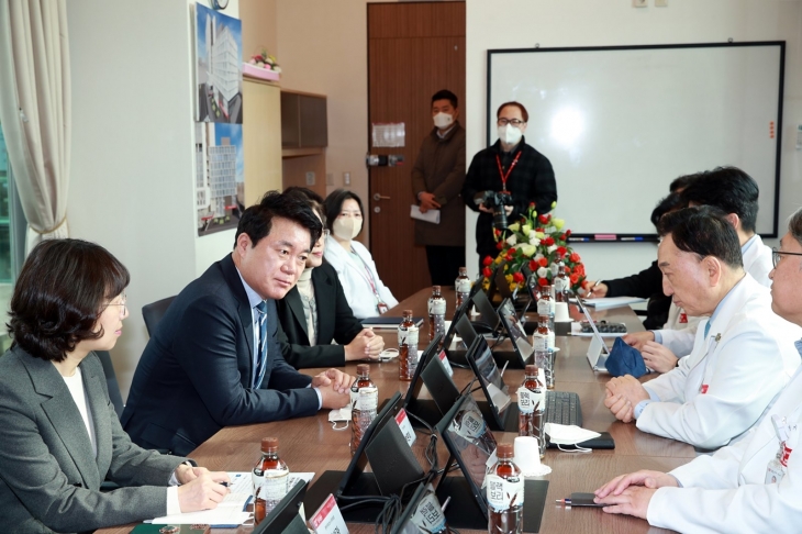 박준희 관악구청장이 지난 28일 종합병원인 에이치플러스 양지병원을 찾아 의료공백 최소화를 위한 협조를 당부하고 있다.  관악구 제공