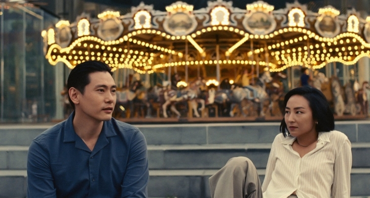 영화 ‘패스트 라이브즈’는 열두 살에 이민 간 나영(오른쪽)과 그의 첫사랑이었던 해성(왼쪽)의 인연을 그린 영화다.  CJ ENM 제공