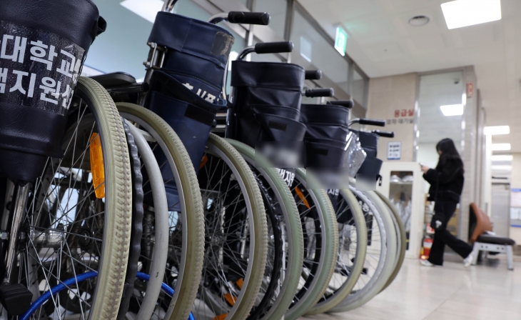 부산의 한 대학병원 응급실 앞에 환자용 휠체어가 늘어서 있다. 부산 뉴시스