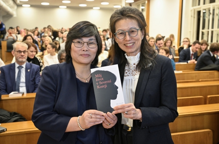 지난해 11월 30일 체코 카렐대에서 열린 책 출간 기념행사에서 박지현(왼쪽)·채세린 작가가 포즈를 취하고 있다. 박지현 작가 제공