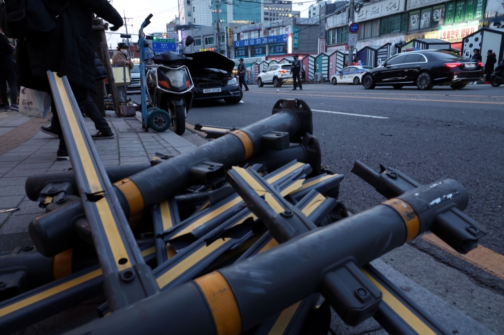 29일 오후 서울 은평구 연서시장 앞 급발진으로 의심되는 사고가 발생,  14명 사상자가 병원으로 이송됐다. 사진은 사고 현장 모습. 2024.2.29 뉴시스