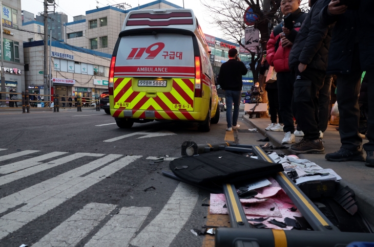 29일 오후 서울 은평구 연서시장 앞 급발진으로 의심되는 사고가 발생,  14명 사상자가 병원으로 이송됐다. 사진은 사고 현장 모습. 2024.2.29 뉴시스