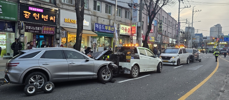 29일 오후 5시께 서울 은평구 연신내 연서시장 앞 도로에서 추돌 사고가 일어나 1명이 사망하고 13명이 부상을 입었다. 이날 사고 현장에서 가해 차량이 견인되고 있다. 2024.2.29 뉴시스
