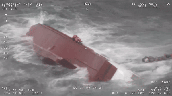 마라도 서쪽 전복어선의 모습. 제주해양경찰서 제공 영상.