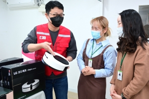 “로봇청소기 덕분에 청소가 쉬워졌어요”…장애 아동·청소년 돕는 LG전자