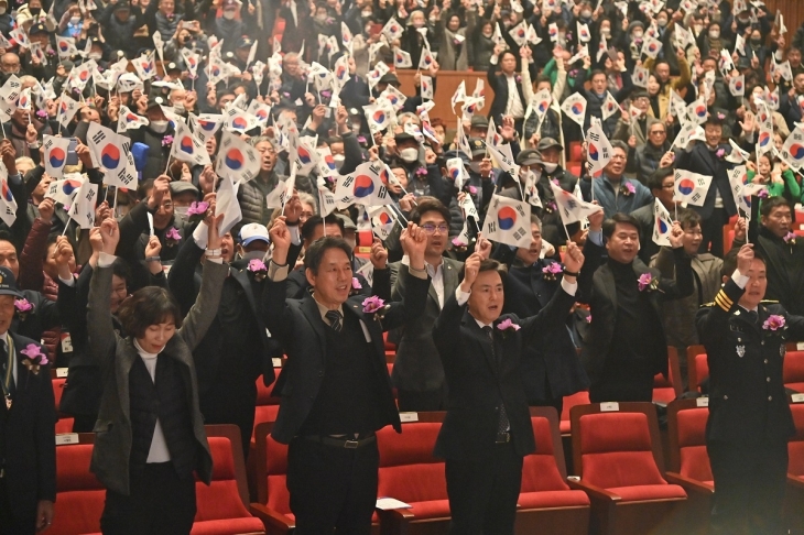 1일 충남도 문예회관에서 김태흠 지사와 도내 보훈 단체장 등 800여명이 참석한 가운데 3·1절 기념식이 열리고 있다. 도 제공
