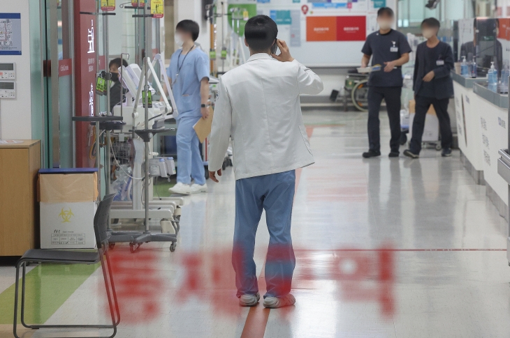 대구 한 대학병원 응급실에서 한 의료진이 전화하고 있다. 연합뉴스