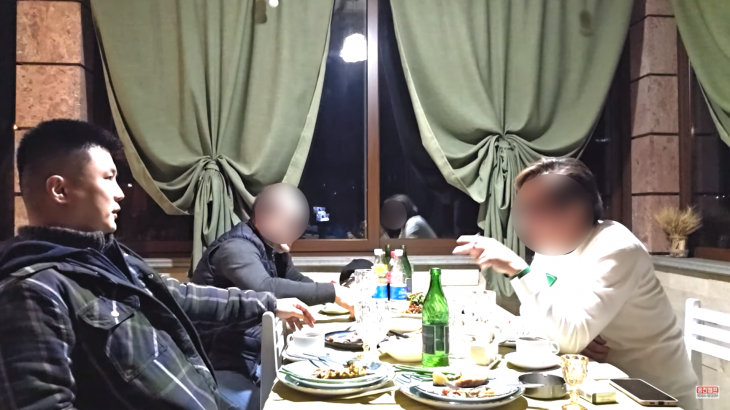 아르메니아를 방문한 한 여행 유튜버가 현지에서 한인 가이드(맨 오른쪽)에게 살해 협박을 받은 사실이 전해졌다. 유튜브 ‘세계일주 용진캠프’