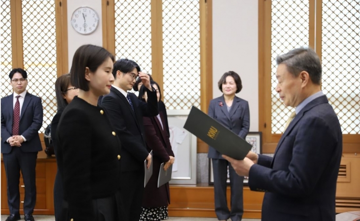 지난달 29일 오장원(오른쪽) 광주여자대학교 이사장으로부터 교수 임용장을 받는 기보배. 광주여대 제공