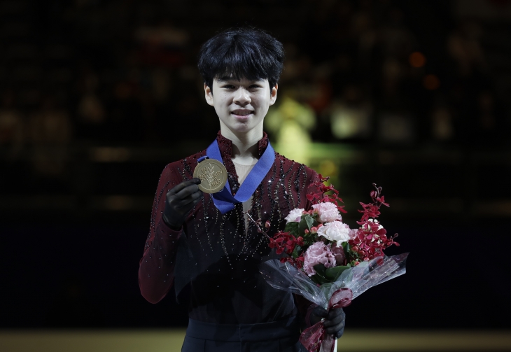 2024 주니어 피겨 세계선수권 남자 싱글에서 우승한 서민규가 시상식에서 금메달을 들어보이고 있다. AP 연합뉴스