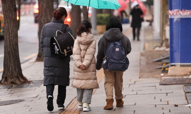 서울 시내 한 초등학교에 초등학생들이 등교하고 있다. 연합뉴스
