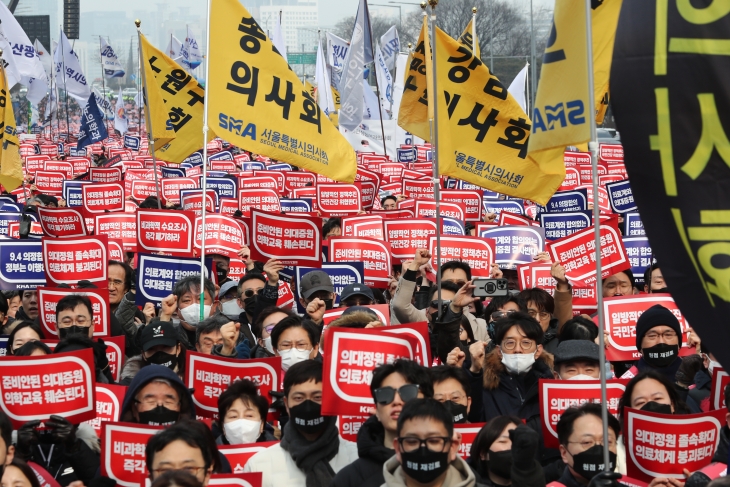 3일 서울 영등포구 여의대로에서 열린 ‘의대 정원 증원 및 필수 의료 패키지 저지를 위한 전국 의사 총궐기 대회’에서 참석자들이 구호를 외치고 있다.