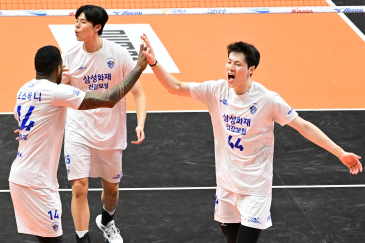 3일 OK금융그룹과의 원정경기에서 득점후 요스바니와 하이파이브하는 삼성화재 에디. KOVO 제공