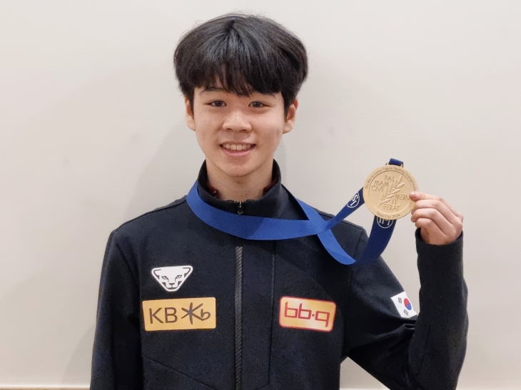 한국 남자 선수 최초로 국제빙상경기연맹(ISU) 피겨 주니어 세계선수권대회에서 우승한 서민규가 금메달을 들고 기뻐하는 모습. 올댓스포츠 제공