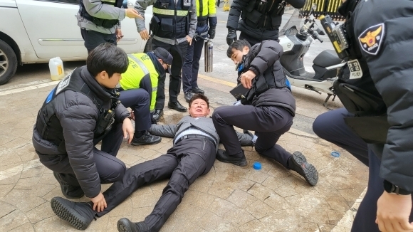 장일 전 국민의힘 서울 노원을 당협위원장이 3일 서울 여의도 중앙당사 앞에서 공천심사 결과에 반발해 자신의 몸에 휘발유를 뿌리고 분신을 시도하는 소동을 벌였다. 서울 영등포경찰서는 즉각 장 전 위원장을 제지하고 방화미수 혐의로 현행범 체포했다. 뉴스1