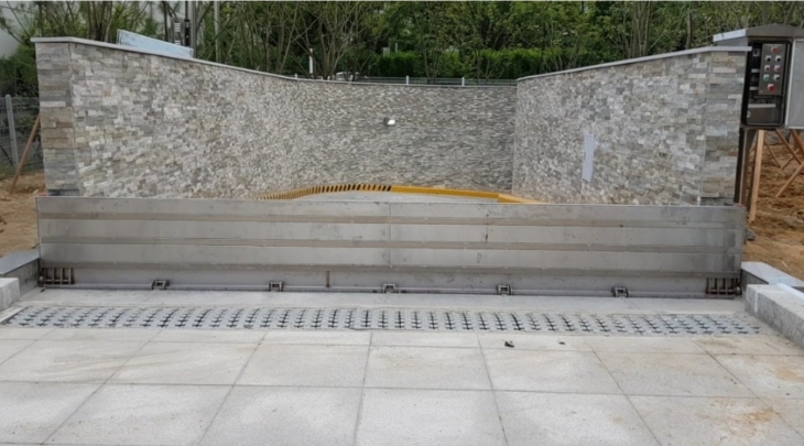 용인시는 신축하는 공동주택 지하주차장에 자동식 물막이판 설치를 의무화 한다. 사진은 자동식 물막이판 . 용인시 제공