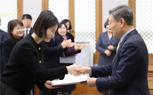 오장원 광주여자대학교 이사장으로부터 교수 임용장을 받는 기보배 교수. 광주여대 제공