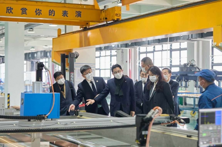 박경귀 충남 아산시장이 중국 저장성 위야오시에 본사를 둔 강풍전자를 방문하고 있다. 시 제공