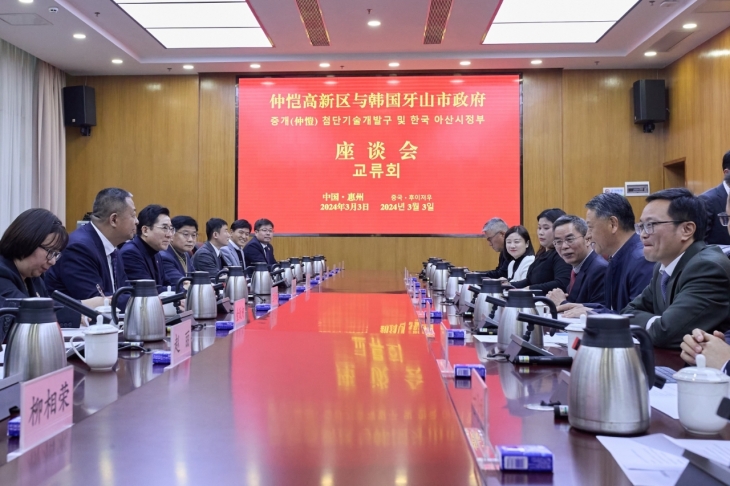 박경귀 충남 아산시장이 중국 우센민 혜주시 중카이고신구 당서기 등과 교류회에 참석해 발언을 하고 있다. 시 제공