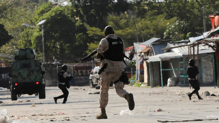지난 1일 아이티 수도 포르토프랭스에서 아리엘 앙리 총리 정부에 반대하는 시위 도중 경찰이 갱단과 맞서고 있다. 포르토프랭스 로이터 연합뉴스