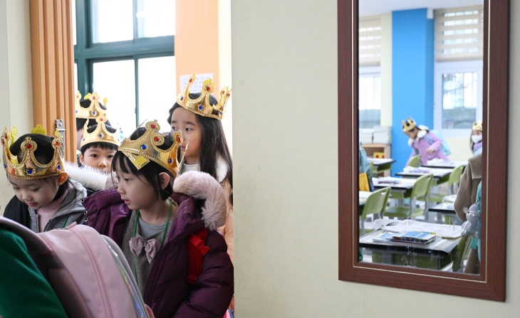 4일 서울 영등포구 문래초등학교에서 입학식을 마친 1학년 4반 신입생들이 교실로 들어가고 있다.