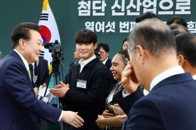 尹 “TK신공항 차질없이 추진”...사투리로 “바까보겠다”