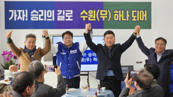 더불어민주당 염태영 수원무 국회의원 후보가 4일 이병진 예비후보와 만나 기념 촬영을 하고 있다. 염태영 캠프 제공